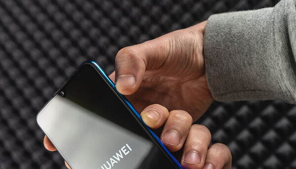 Почему зависает смартфон Huawei? | HelloService